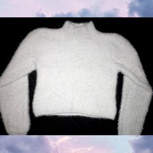 ❄️ NWOT White Fuzzy Cropped Sweater